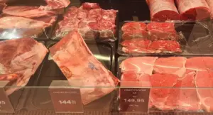 أسعار اللحوم في مركز تجاري بالمغرب