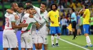 صورة مركبة تجمع بين النجم البرازيلي مارسيلو ولاعبي المنتخب المغربي وهم يحتفلون، مخصصة لتقرير حول تصريحات مارسيلو التي أشاد فيها باحترافية لاعبي الأسود في أنديتهم