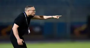 المدرب محمد وهبي، المسؤول عن العارضة الفنية للمنتخب المغربي، يوجه تعليماته من أرض الملعب، في إطار تقرير حول لائحته المونديالية بين التجديد وضغط النتائج.