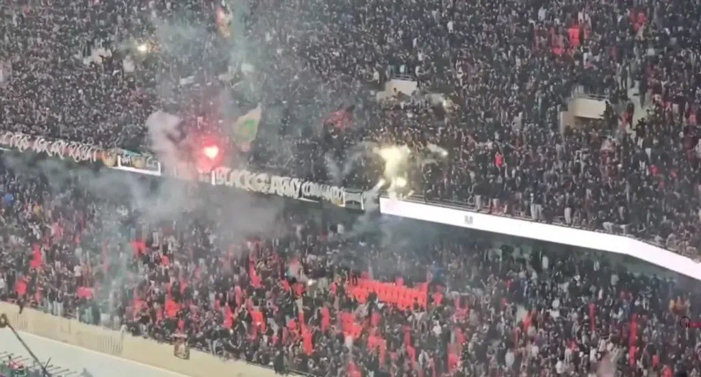 مدرجات مملوءة بجماهير نادي الجيش الملكي مع استخدام الشهب الاصطناعية