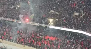 مدرجات مملوءة بجماهير نادي الجيش الملكي مع استخدام الشهب الاصطناعية