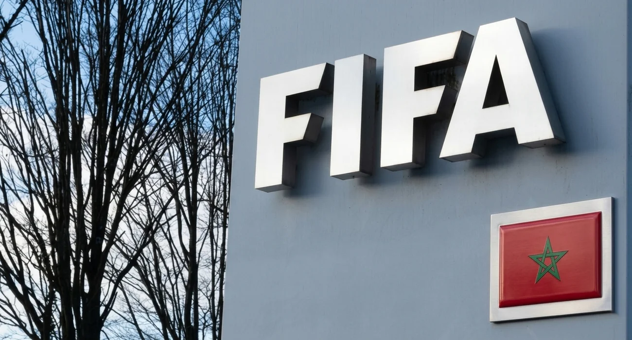 شعار الاتحاد الدولي لكرة القدم (FIFA) وبجانبه العلم المغربي، يعبر عن اختيار المغرب لاحتضان مؤتمر فيفا 2027 والرسائل الكامنة وراء هذا القرا