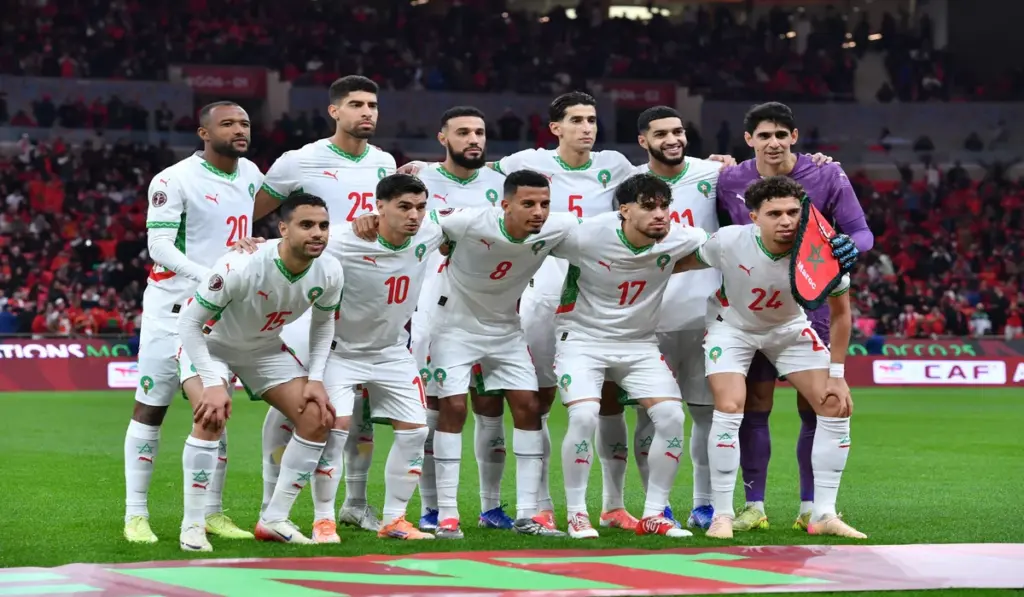 صورة جماعية لتشكيلة المنتخب المغربي يظهر فيها الحارس ياسين بونو وبقية اللاعبين، تُستخدم لتوضيح تقرير حول الصراع على مركز حراسة المرمى بين 6 مرشحين قبل مونديال 2026.