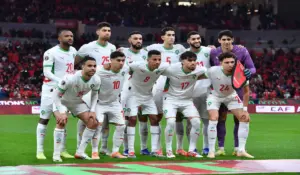 صورة جماعية لتشكيلة المنتخب المغربي يظهر فيها الحارس ياسين بونو وبقية اللاعبين، تُستخدم لتوضيح تقرير حول الصراع على مركز حراسة المرمى بين 6 مرشحين قبل مونديال 2026.