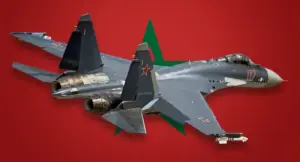 مقاتلة من طراز سو-35 (Su-35) فوق خلفية تضم العلم المغربي، تُستخدم كصورة تعبيرية لمقال يتناول تقارير دولية حول دراسة المغرب لاقتناء مقاتلات روسية ضمن تحولات خياراته الدفاعية