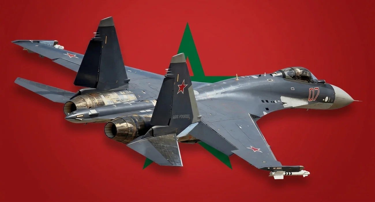 مقاتلة من طراز سو-35 (Su-35) فوق خلفية تضم العلم المغربي، تُستخدم كصورة تعبيرية لمقال يتناول تقارير دولية حول دراسة المغرب لاقتناء مقاتلات روسية ضمن تحولات خياراته الدفاعية