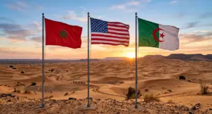 صورة تجمع أعلام المغرب والولايات المتحدة الأمريكية والجزائر ترفرف فوق تلال رملية في الصحراء الكبرى وقت الغروب.