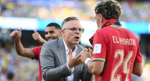 محمد وهبي رفقة الاعب العيناوي