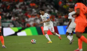 أشرف حكيمي لاعب المنتخب المغربي في مباراة هولندا
