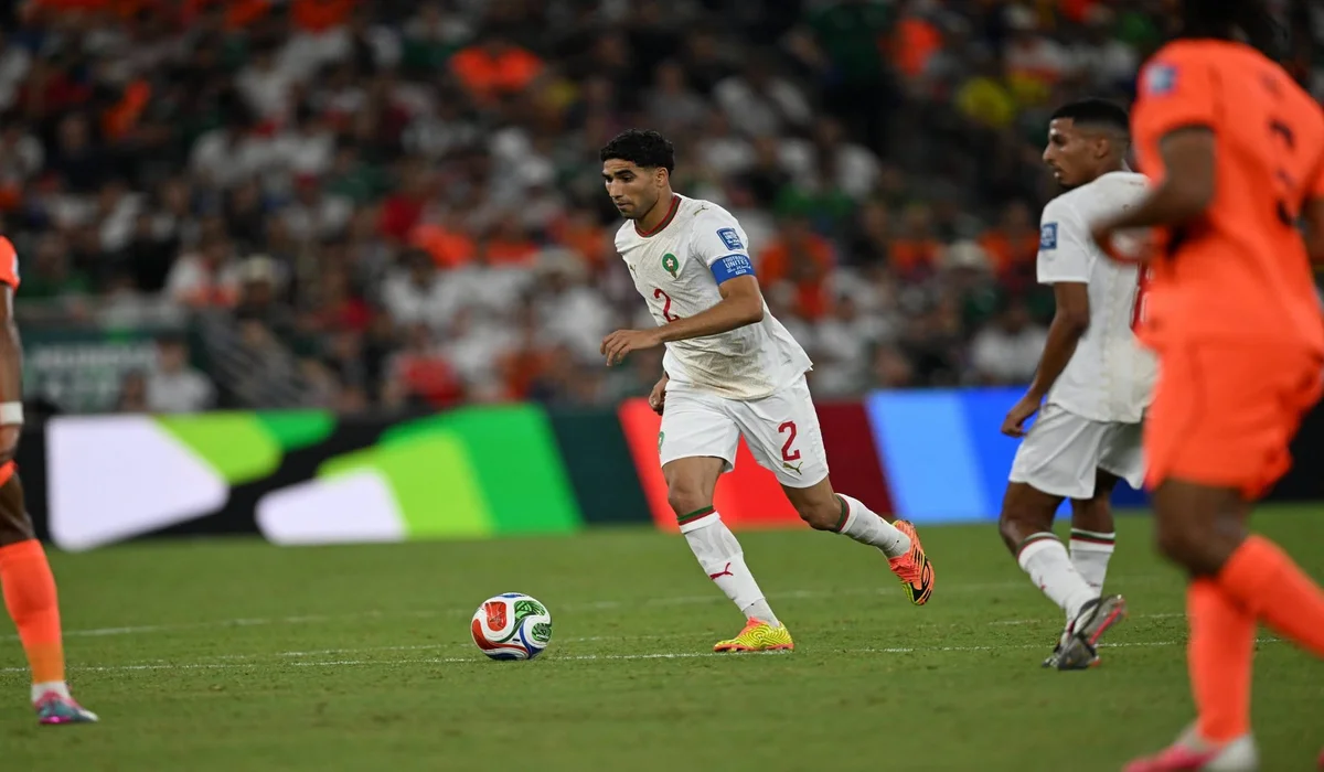 أشرف حكيمي لاعب المنتخب المغربي في مباراة هولندا