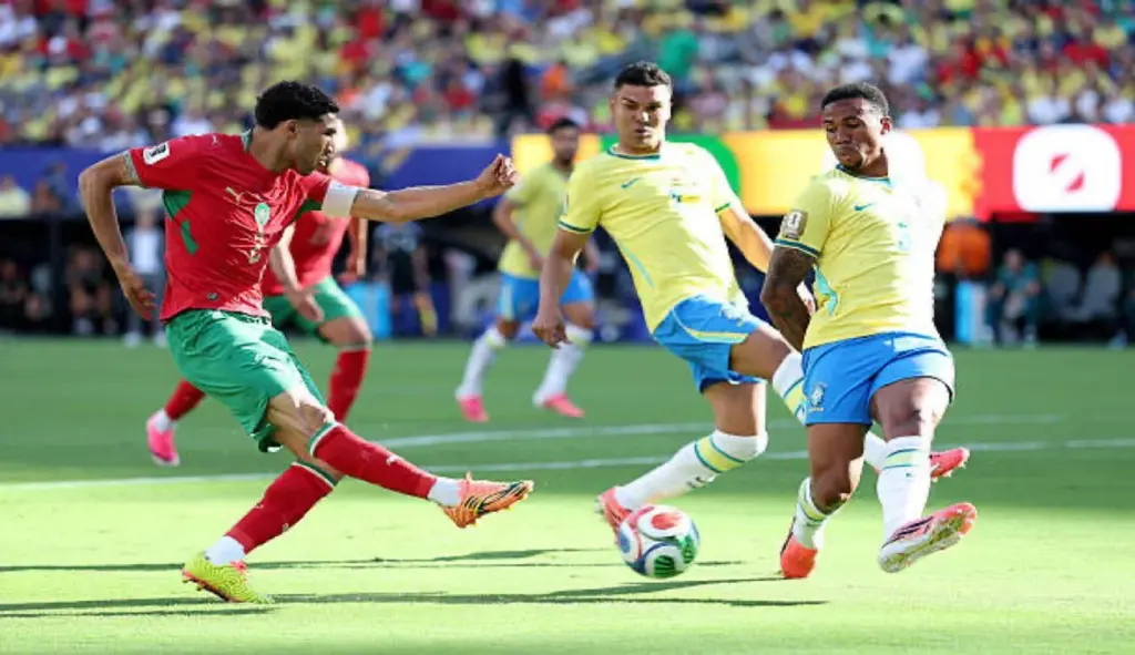 حكيمي لاعب المنتخب المغربي أمام البرازيل