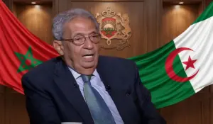 عمرو موسى بخلفية علمي المغرب والجزائر