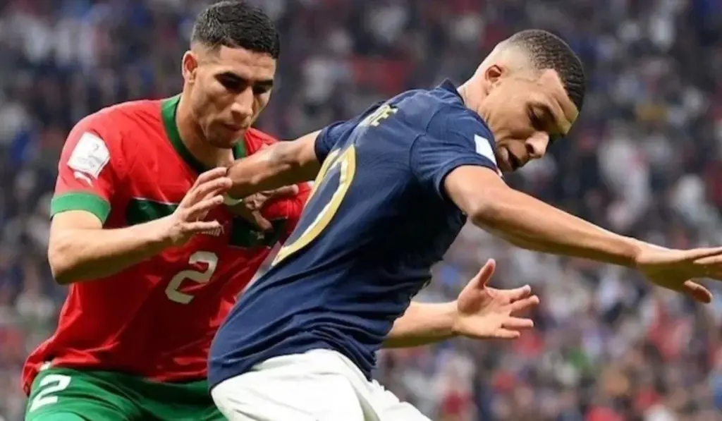لاعب منتخب المغرب حكيمي ومبابي