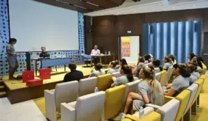 فوزي لقجع في زيارة للاعبات المنتخب المغربي / المصدر: الجامعة الملكة