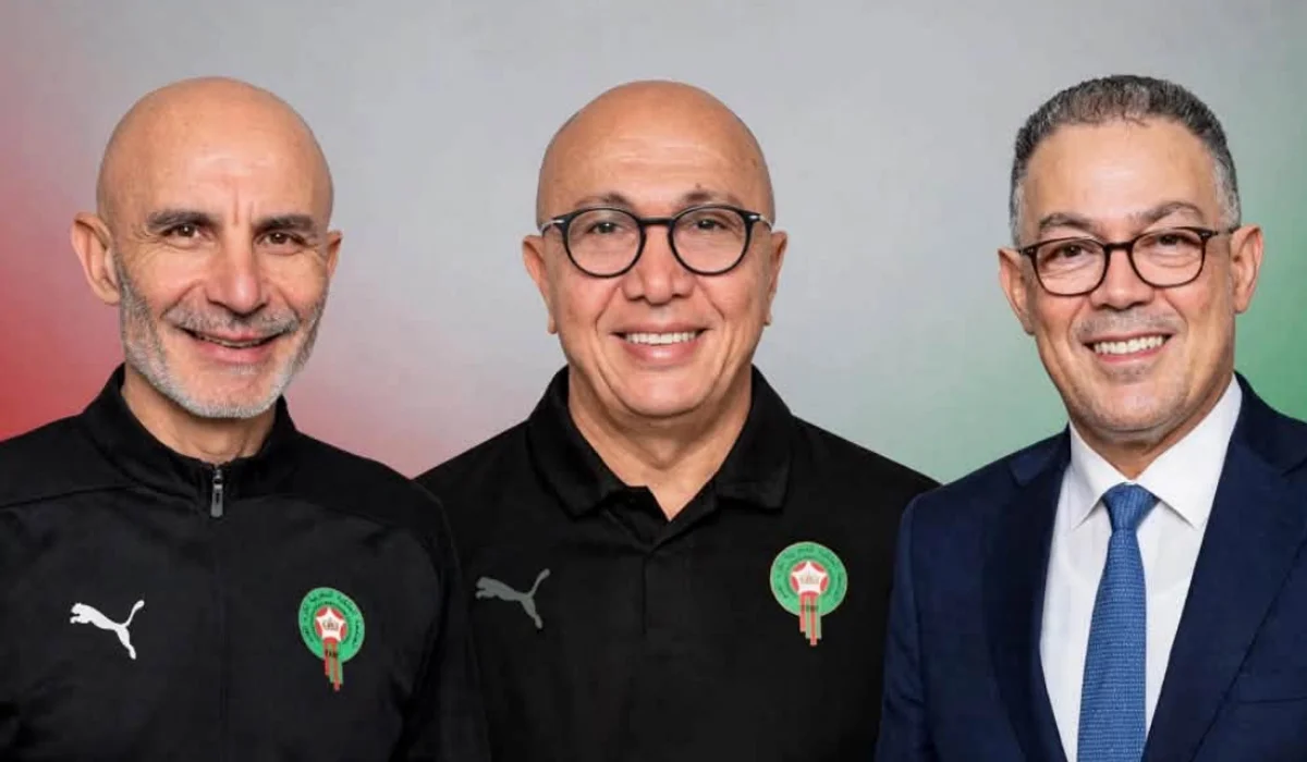 لقجع رئيس الجامعة الملكية (يمين) وفتحي جمال (وسط) ومدرب المنتخب المغربي u20 (شمال)